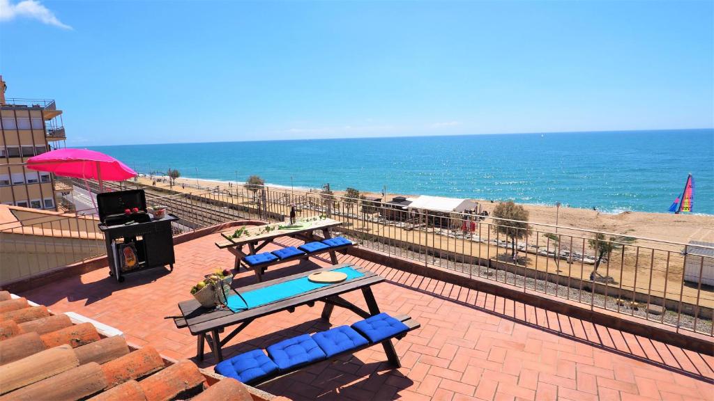 马斯诺MARILU SEAVIEW & BEACH - apartment的海滩上的两张野餐桌和蓝色椅子