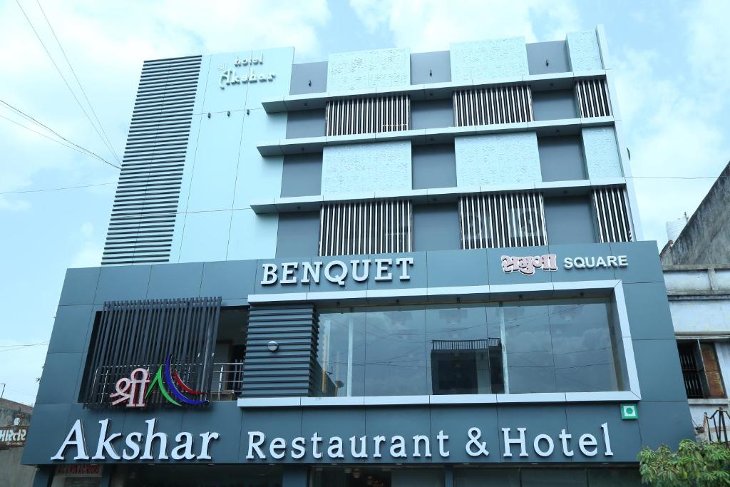 艾哈迈达巴德Shree Akshar Restaurant and Hotel的享有Akhtar餐厅的景色。