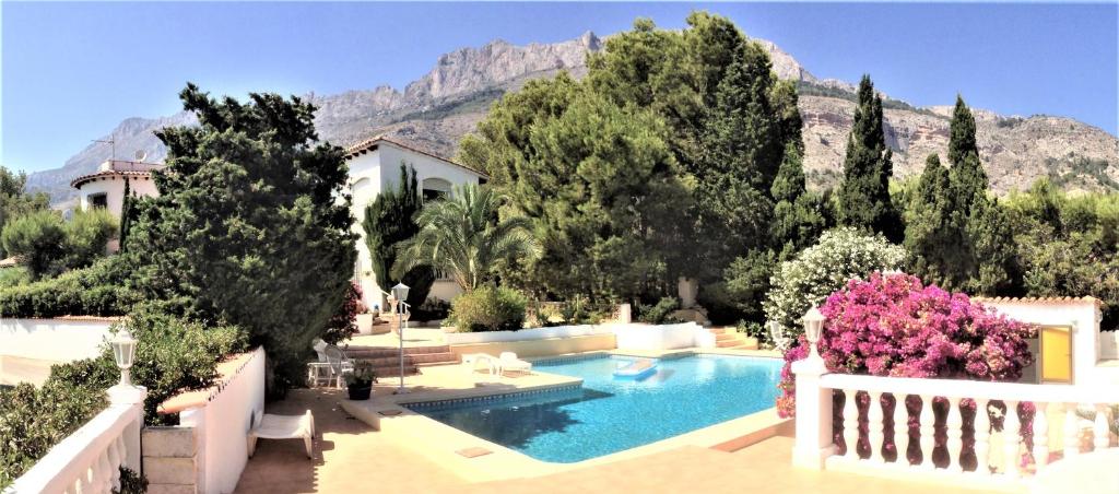 维耶亚高原Villa Esmeralda的山前带游泳池的房子