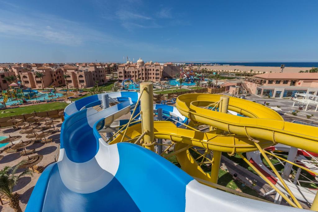 赫尔格达Pickalbatros Aqua Blu Resort - Hurghada的水上公园的过山车