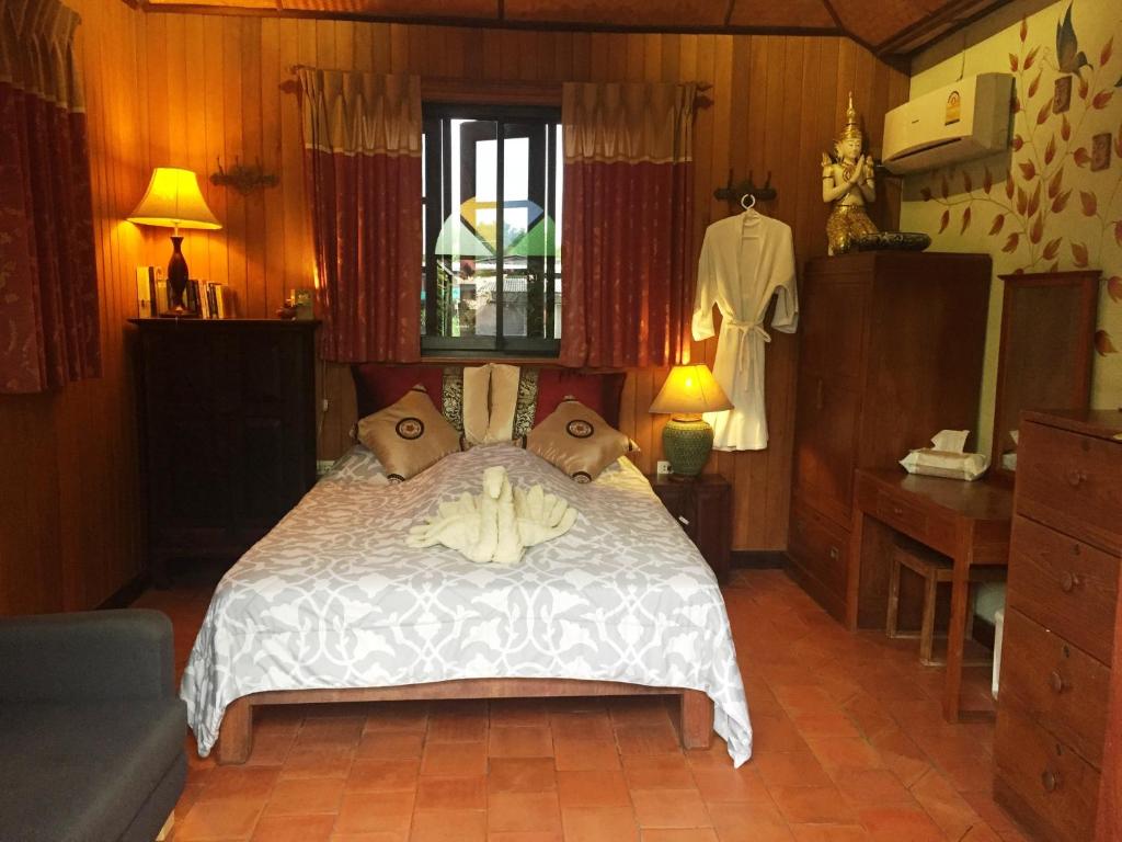 曼谷香提旅馆的一间卧室配有一张两人床