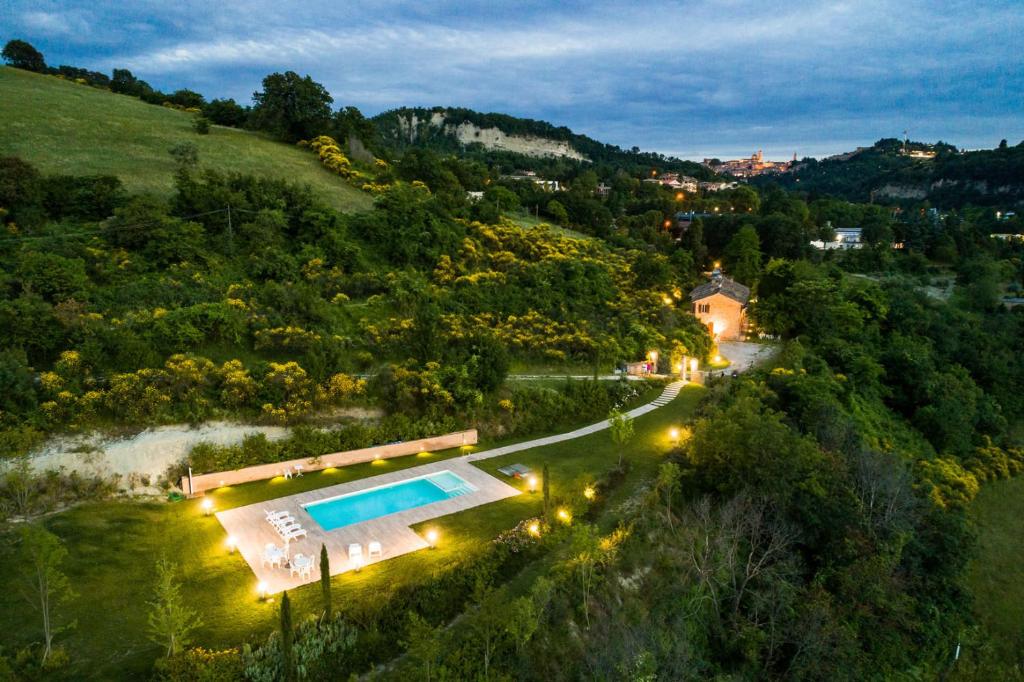 乌尔比诺Ca' Maggetti的享有山丘上带游泳池的别墅的空中景致