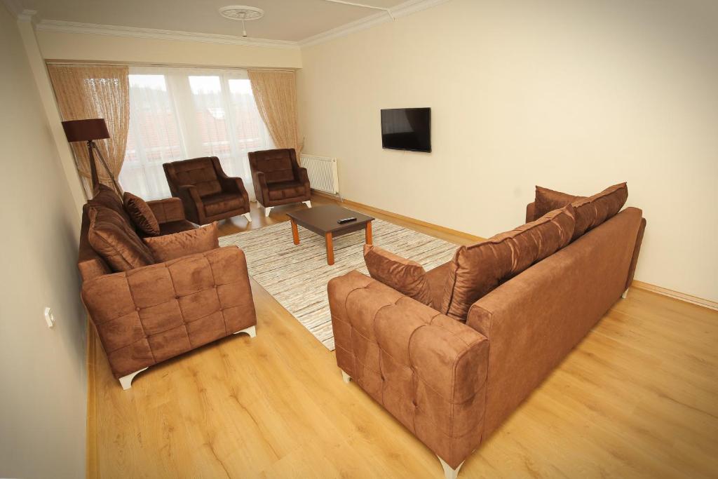 博卢özkanlar apart的客厅配有沙发和两把椅子