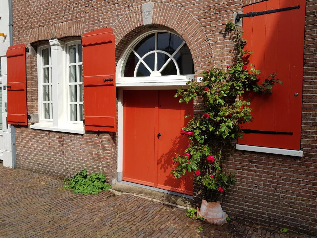 斯希丹Het Pakhuis Schiedam的砖砌的花房上的红门
