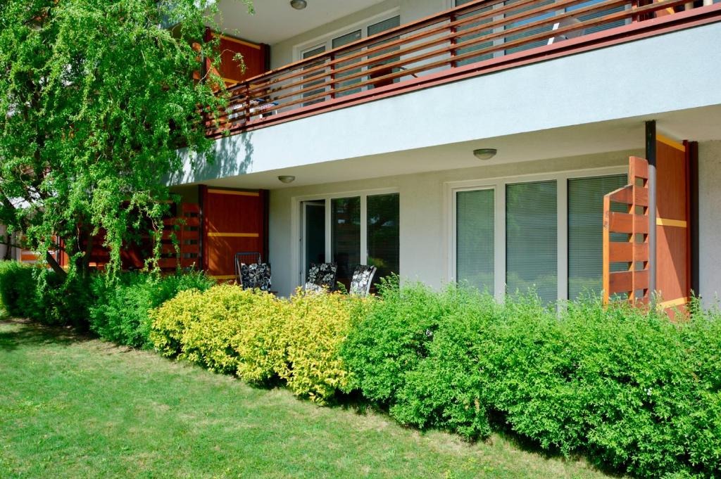 摩拉瓦托普利采Apartment Aurora的带阳台和灌木丛的房子