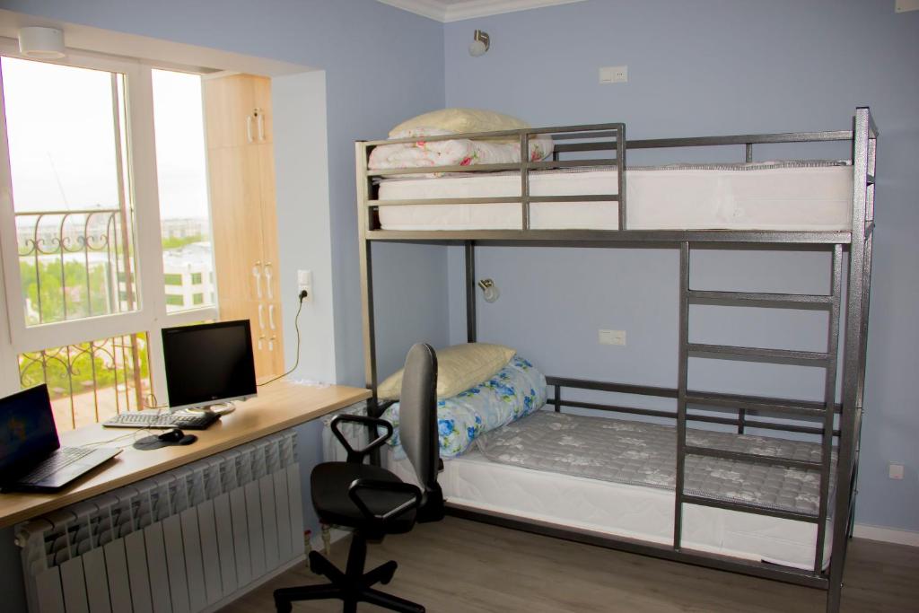 阿拉木图Hostel - Guest House Meyman的一间卧室配有双层床、书桌和电脑