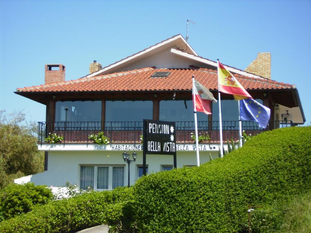 科布雷塞斯贝拉维斯塔旅馆的前面有旗帜的建筑
