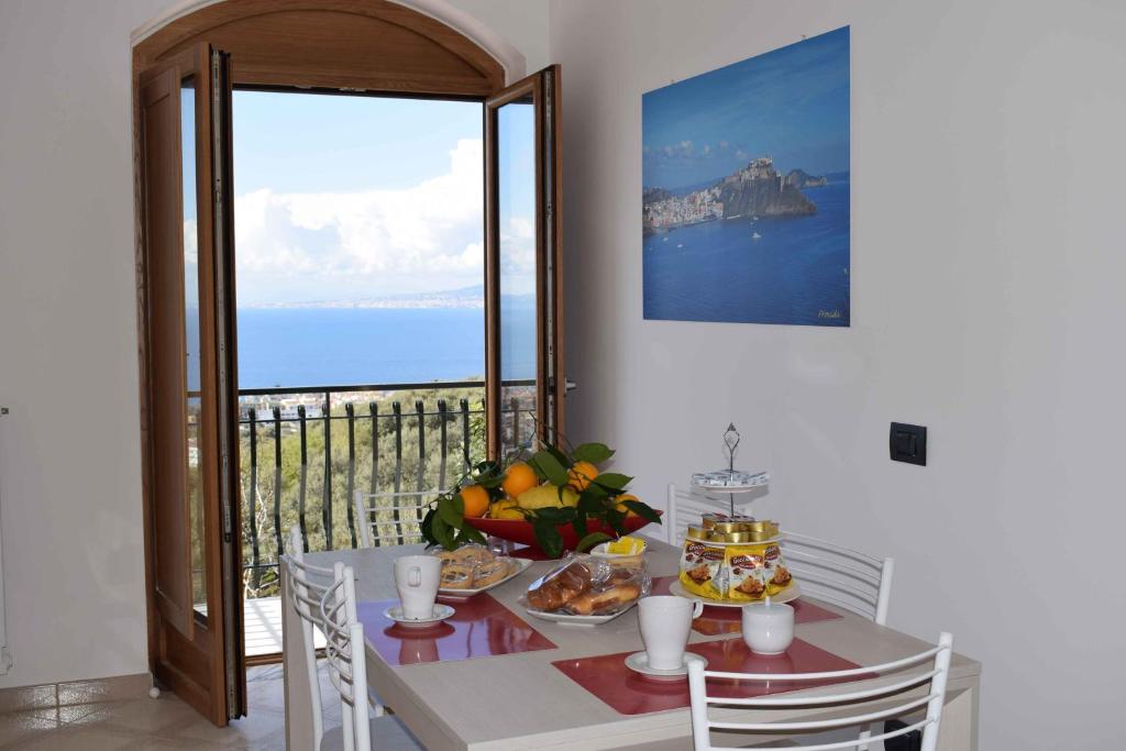 索伦托ACHILLE HOME B&B SORRENTO的一间享有海景的带桌子的用餐室