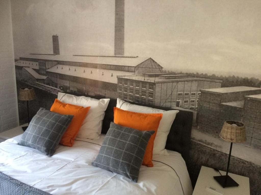 迪尔森-斯托科姆Villa van Brienen的一间卧室配有一张壁画床