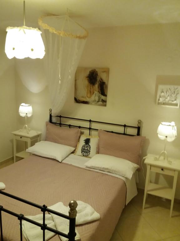 萨米Themis Apartments的一间卧室配有两张床和两盏灯。