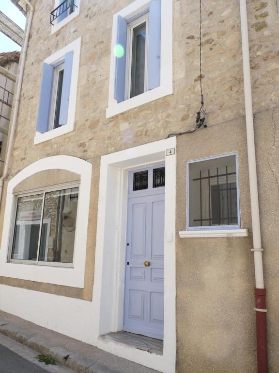 佩里阿克海appartement de la callade的一座带蓝色门窗的房子