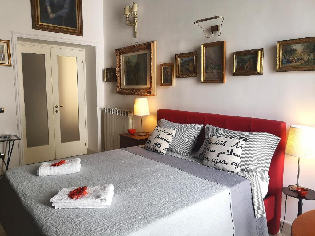 那不勒斯Suite Ottocento napoletano的一间卧室配有一张带两个枕头的床