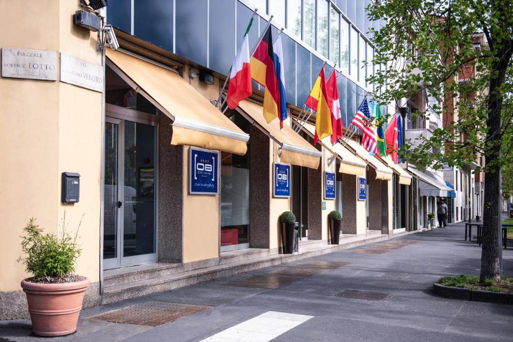 米兰欧若布鲁酒店的大楼前有旗帜的街道