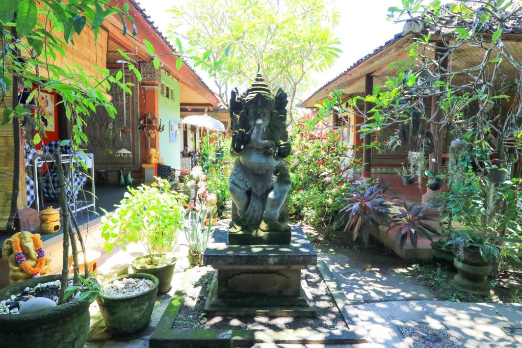 库塔梅尔纱雅缇酒店的花园中的一个雕像