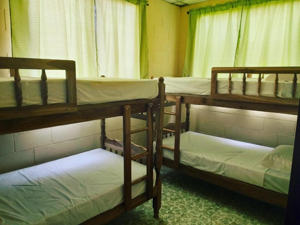 圣萨尔瓦多多纳玛塔住宿加早餐旅馆的客房内的一组双层床