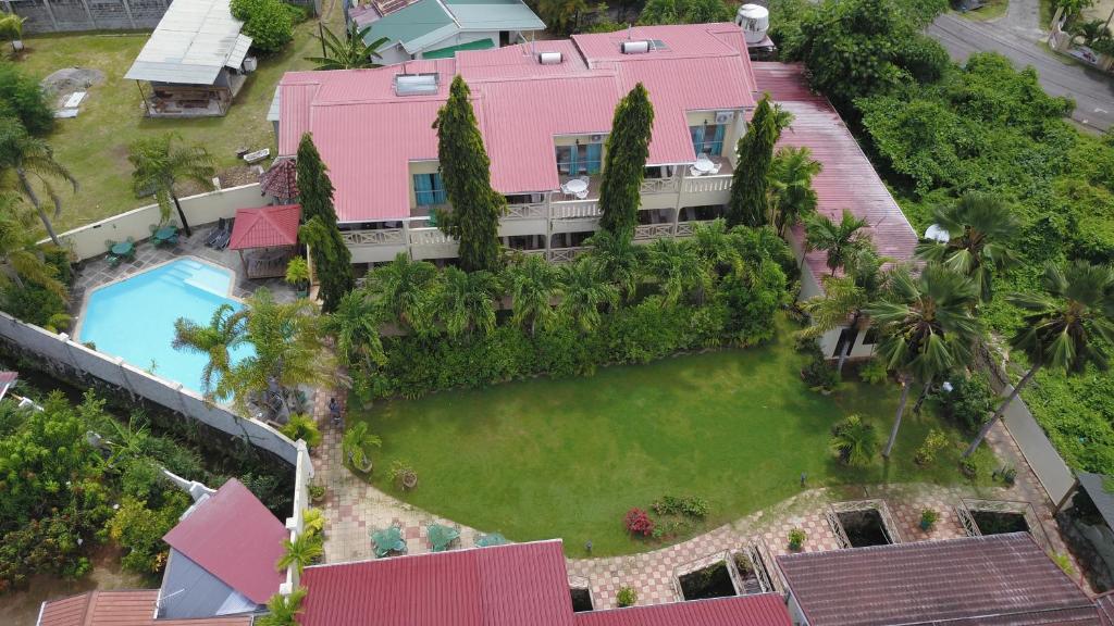 博瓦隆塞舌尔可可多尔酒店的享有带庭院的房屋的空中景致