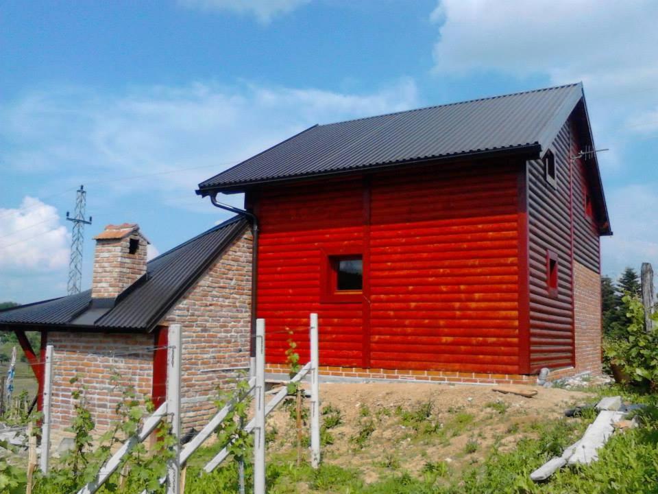 IvanecEpicentar, house for rent, sobe - Ivanec的黑色屋顶的红色谷仓