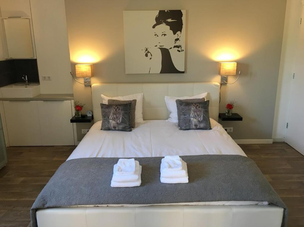 埃赫蒙德·安登胡夫La Tulipe的卧室配有带毛巾的大型白色床
