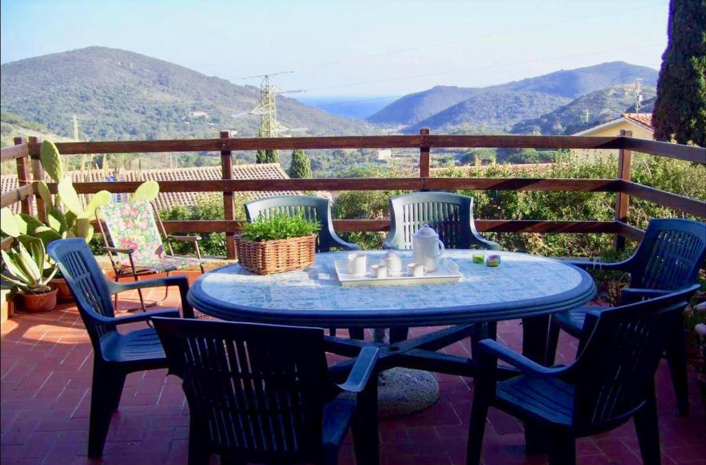 里奥内莱尔巴I Sentieri的美景庭院里配有蓝色的桌椅