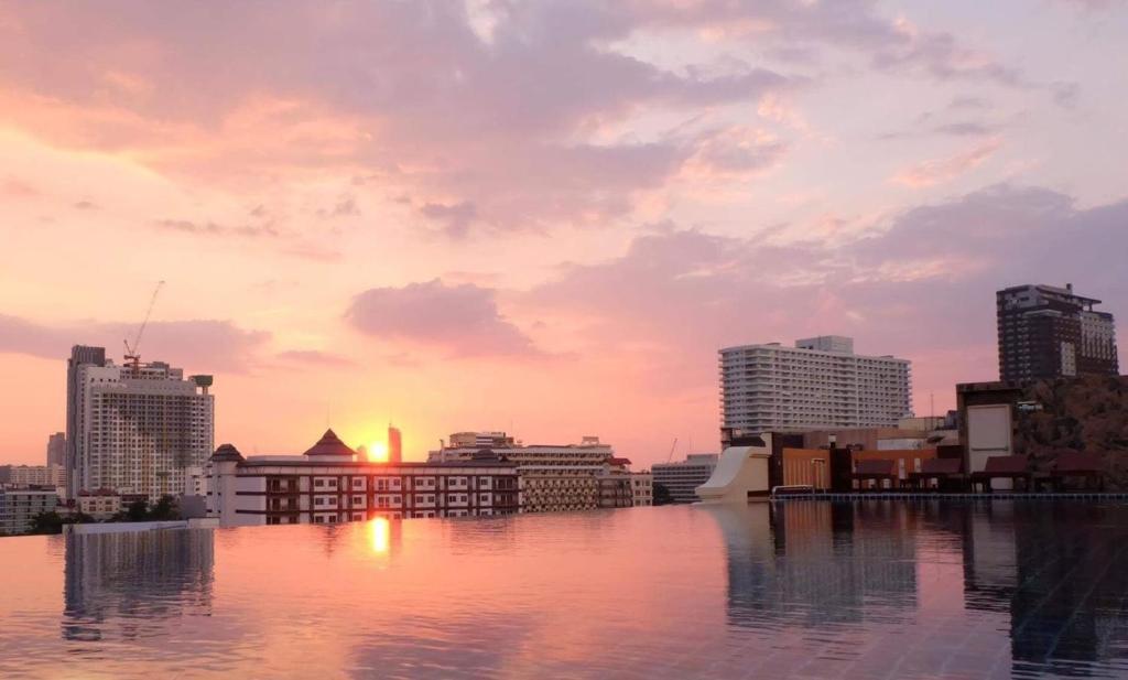 农布Dhotel Pattaya的日落时分享有城市天际线的景致