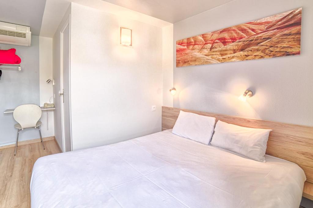 马孔Brit Hotel Macon Nord Autoroute du Soleil的卧室配有白色的床和墙上的绘画作品