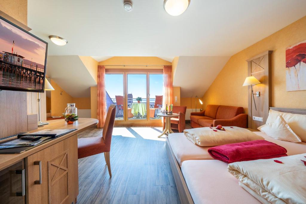 哈格瑙Hotel Mohren inklusive Frühstück的酒店客房设有两张床和电视。