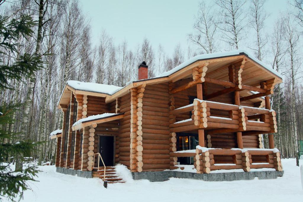 KuzminkaSanatoriy Serebryany Ples的雪中树林里的小木屋