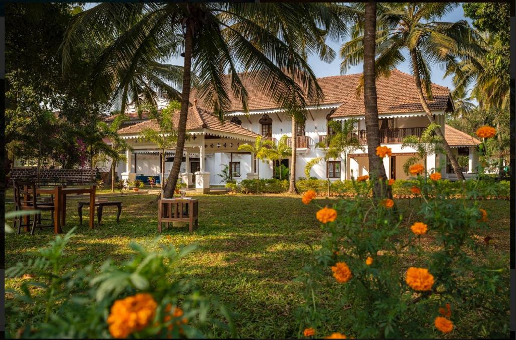 坎撒林The Postcard Cuelim, Goa的棕榈树和鲜花的房子