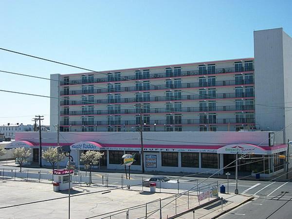 怀尔德伍德海滩露台汽车旅馆的停车场前方的大建筑