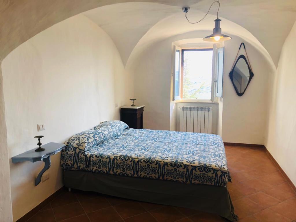 托迪La Casa Di Matilde-Centre of Todi的一间卧室设有一张床和一个窗口