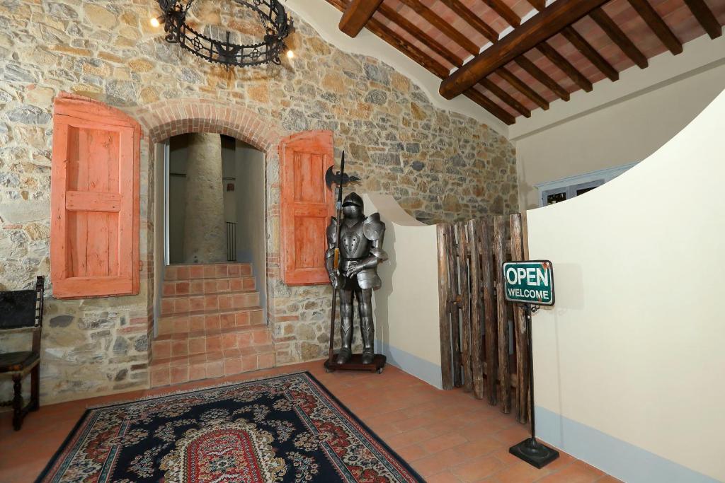 奎尔斯格罗萨B&B CASAGRANDE的砖墙旁的一间有雕像的房间