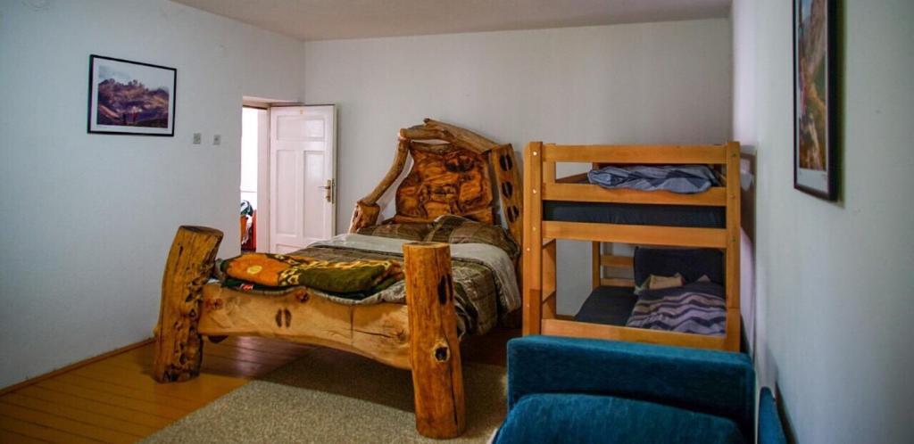 泰托沃Kitka Hostel - Vratnica的一间卧室配有两张双层床和椅子