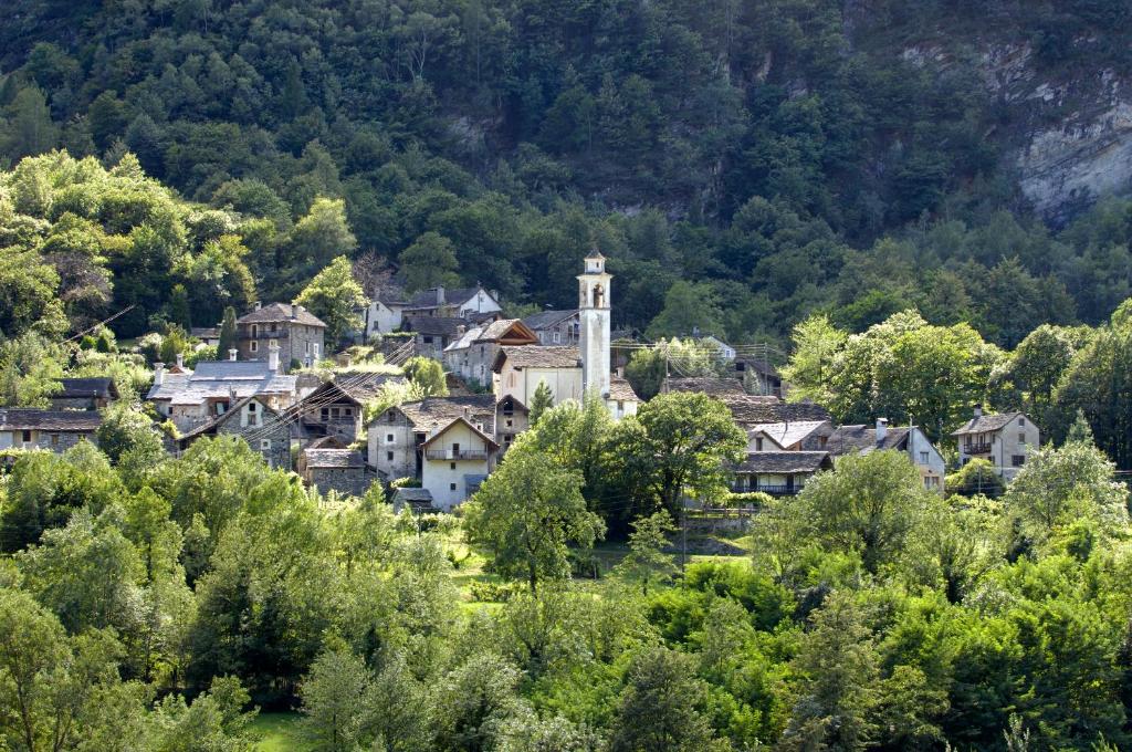 CevioPensione Boschetto的山中的小村庄,有教堂