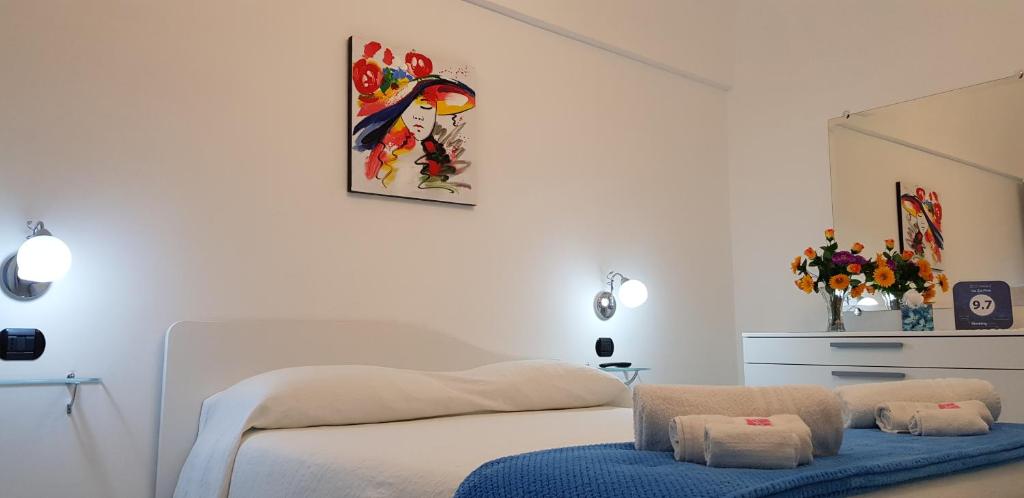米诺利齐亚翩度假屋的一间卧室配有一张白色床和蓝色凳子
