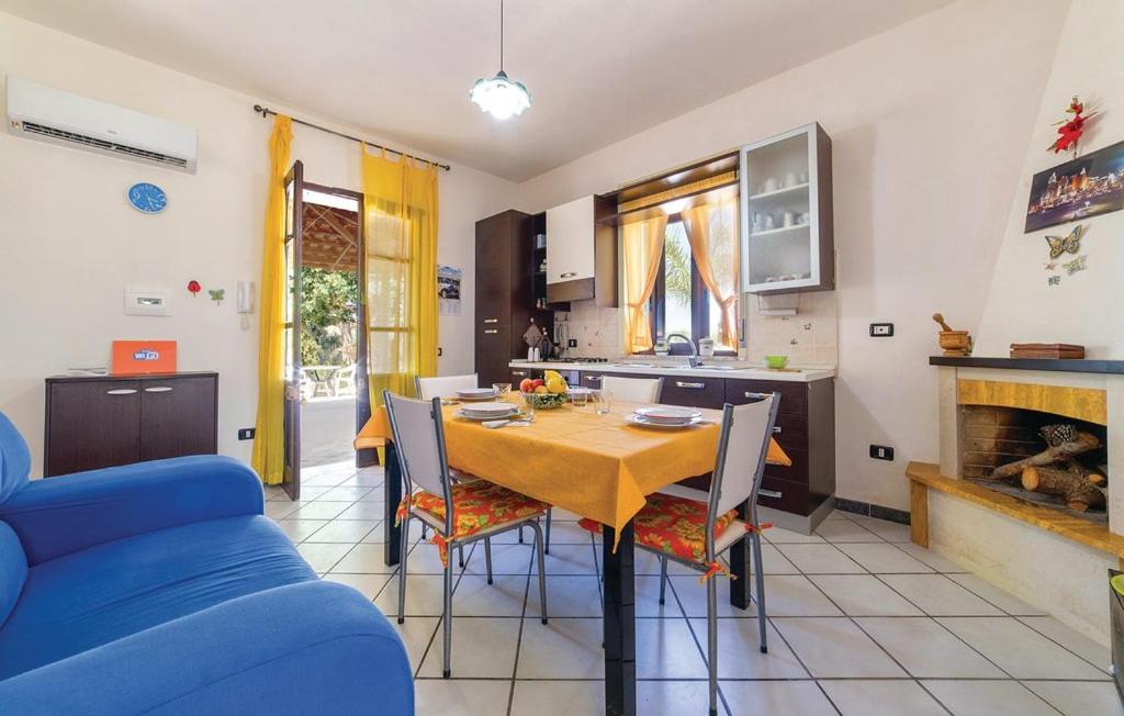 门菲Casa Vacanza Giuseppe的厨房以及带桌椅的用餐室。