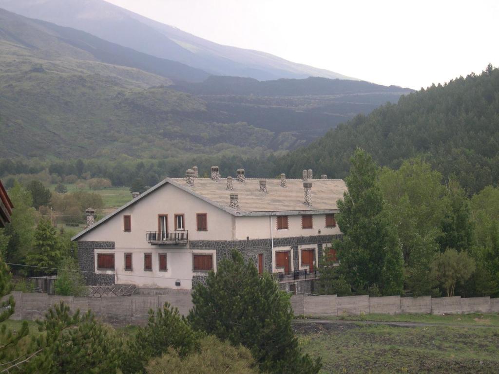 拉加尔纳塞拉拉纳夫住处酒店的山中一座白色的大房子