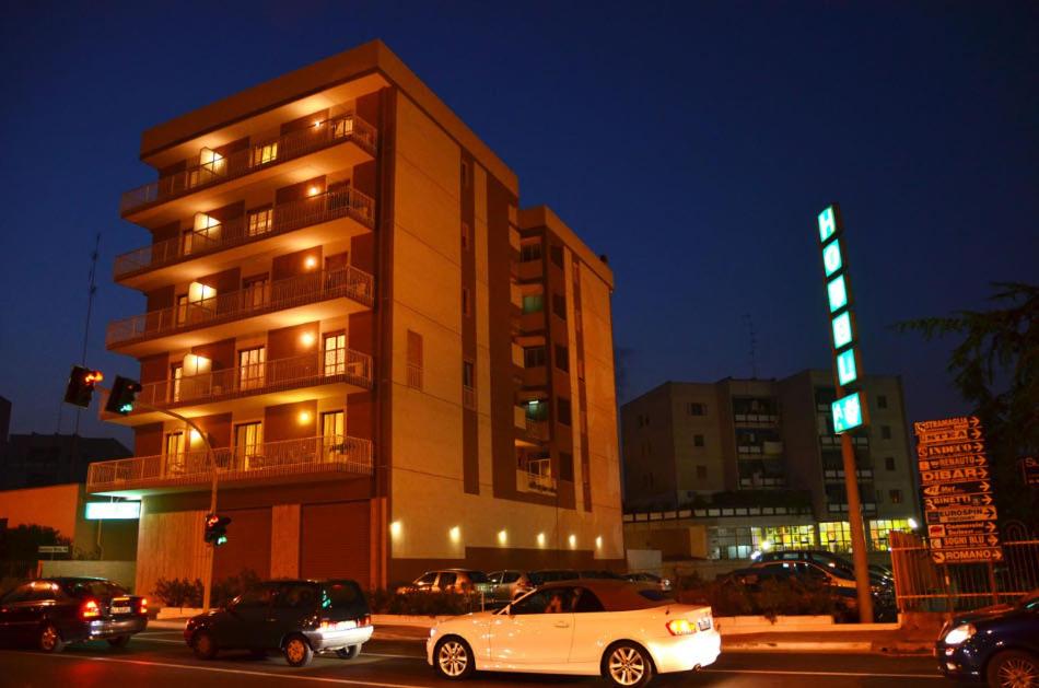 莫杜尼奥A-14酒店的一座建筑,晚上停在前面