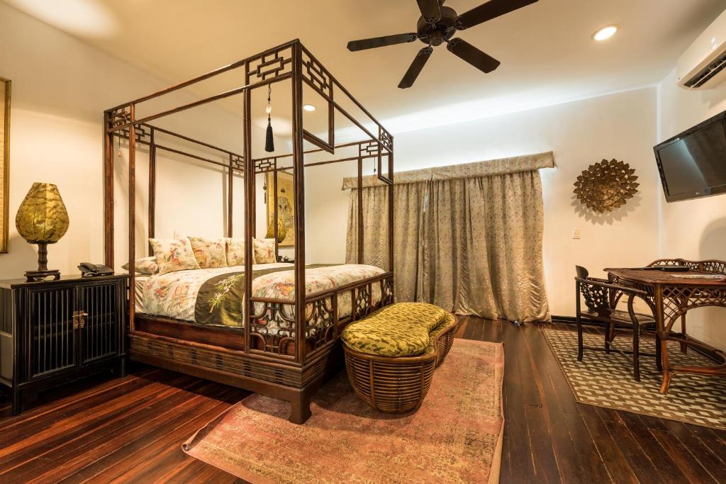 圣安德烈斯卡萨哈布精品酒店的一间卧室配有一张天蓬床和一张桌子