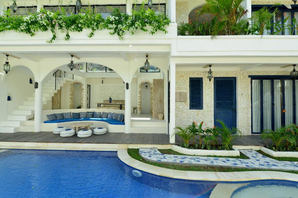 塞米亚克阿蒂米斯别墅酒店的房屋前有游泳池的房子