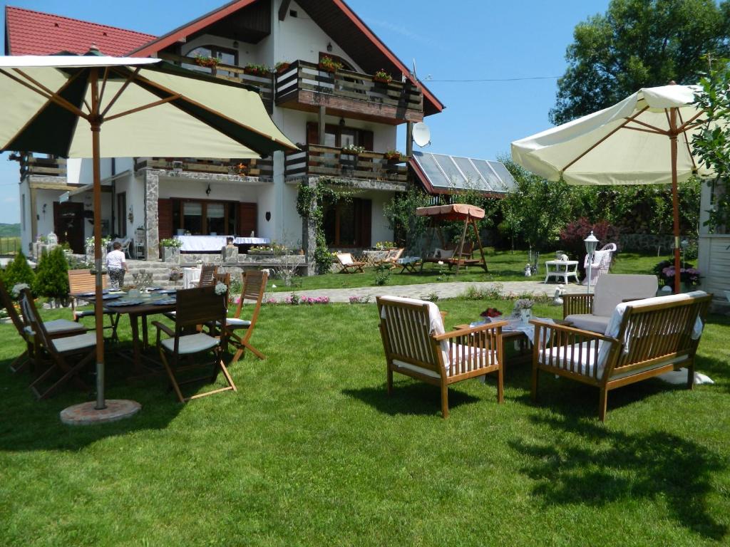 Sadu浪漫佩秀尼亚酒店的院子里一组桌椅和遮阳伞