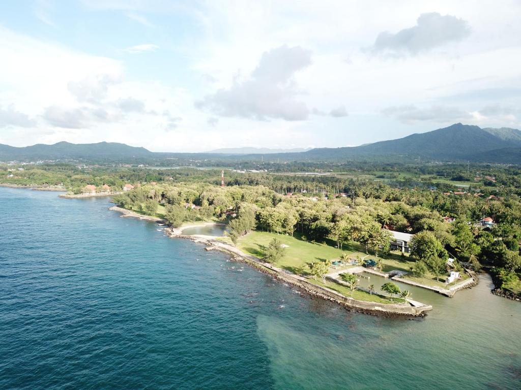 安耶尔山海杨英达温泉度假酒店的水面上岛屿的空中景观