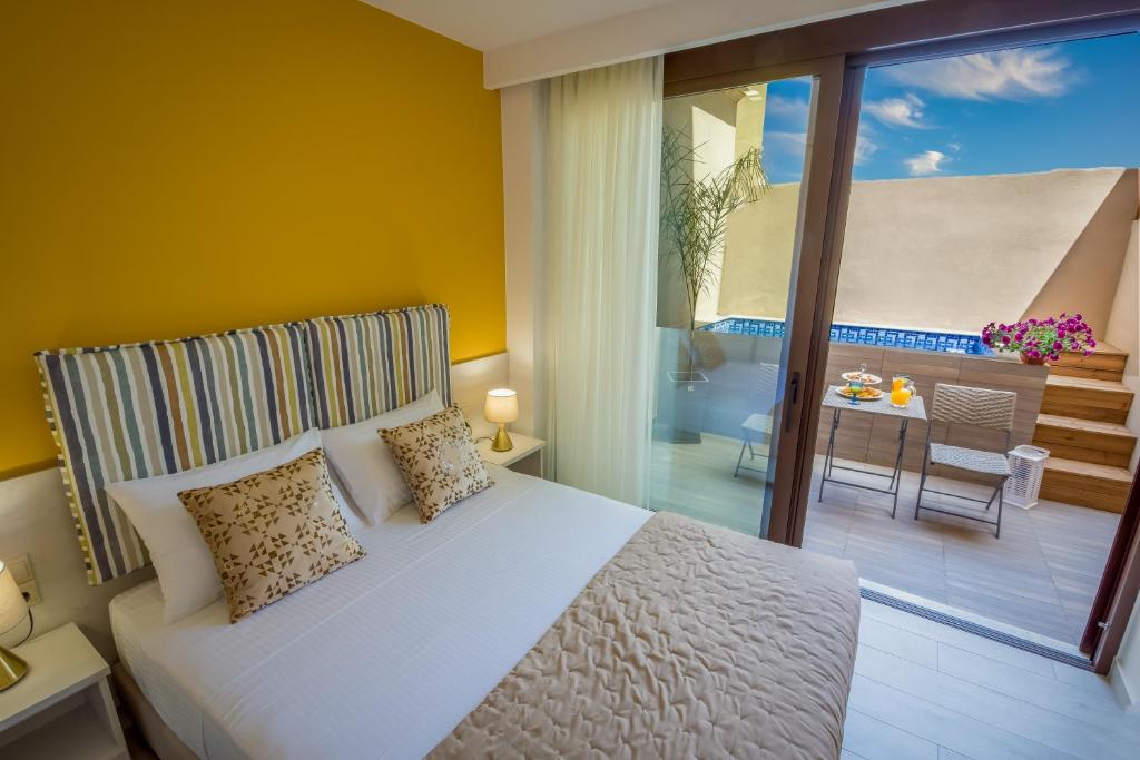 干尼亚Aretousa Suites的一间带白色床的卧室和一个阳台