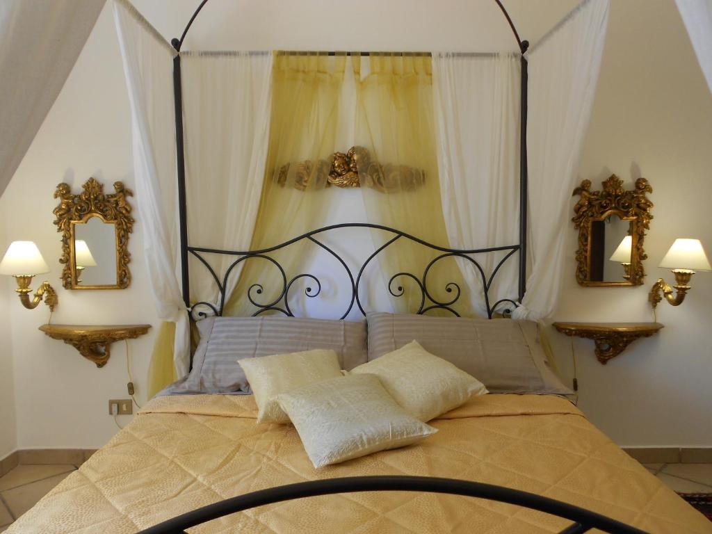 塔尔奎尼亚巴尔韦德公寓的一间卧室配有一张带两面镜子的天蓬床