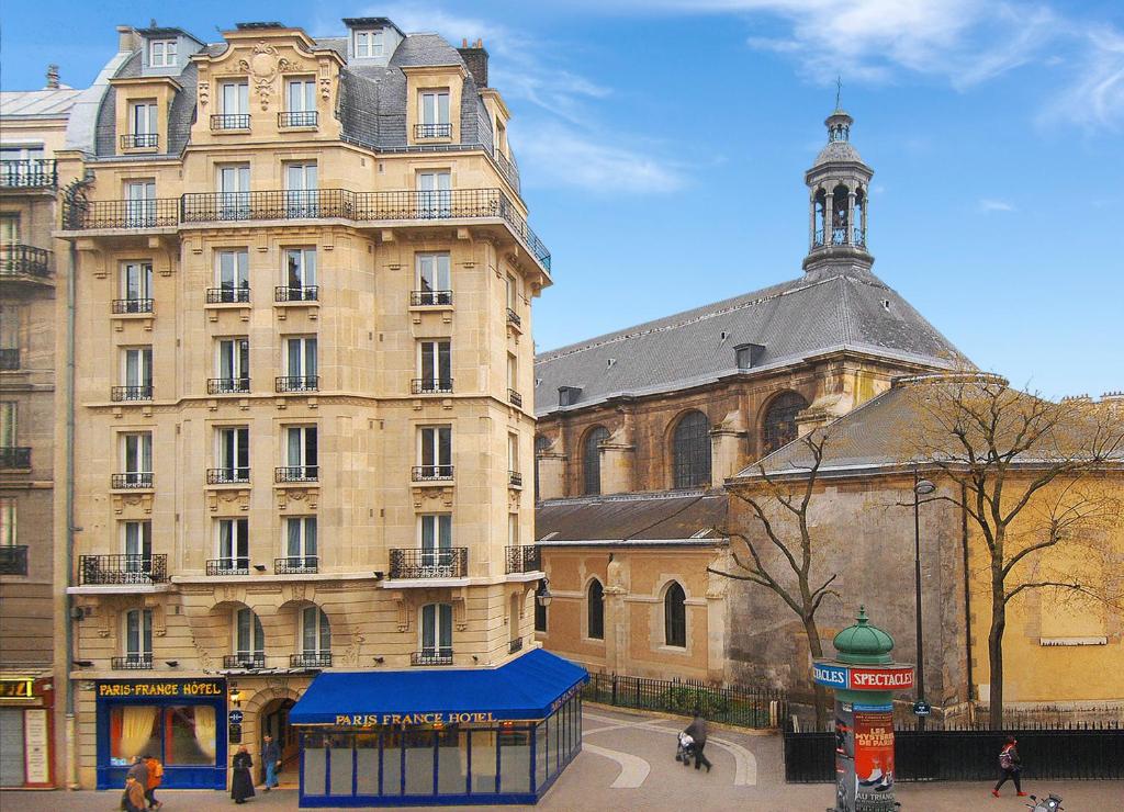 巴黎巴黎法兰西酒店的前面有一个蓝色帐篷的大建筑