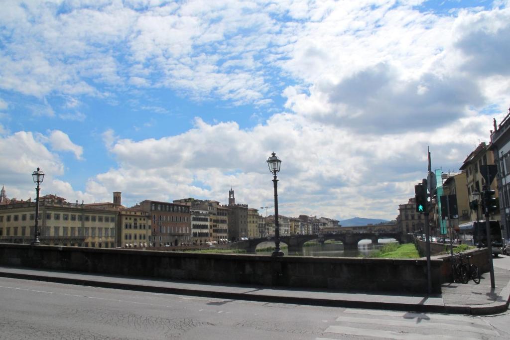 佛罗伦萨Renovated Central Suites的享有一座带桥梁和建筑的城市美景