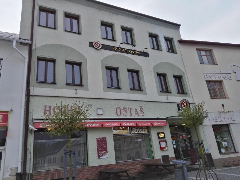 梅图耶河畔波利采Hotel Ostaš Police nad Metují的街道拐角处的白色大建筑