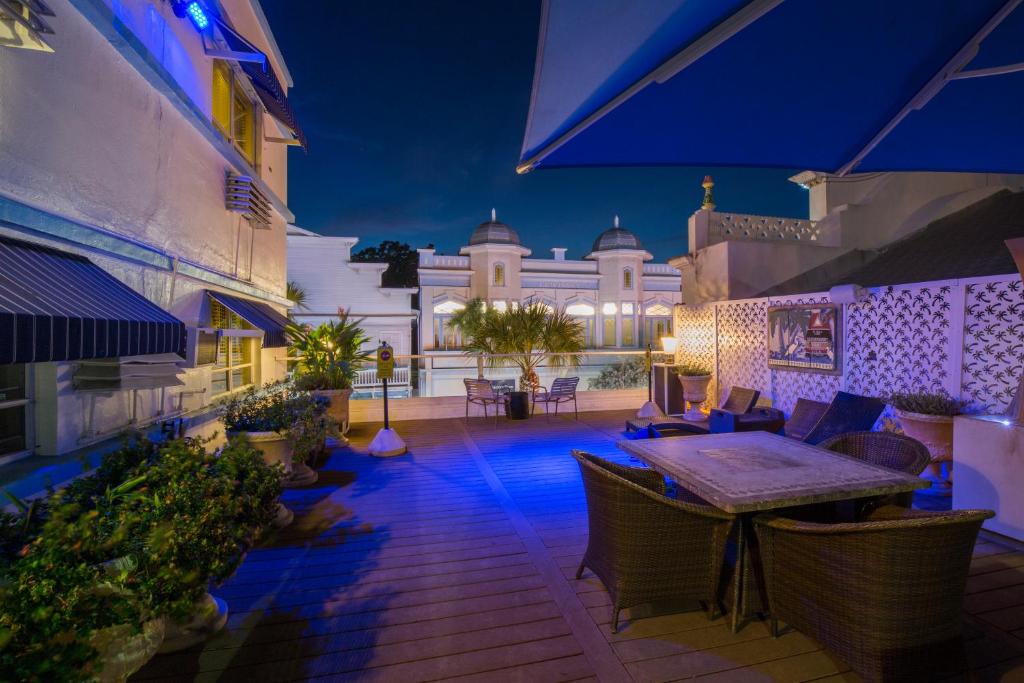 基韦斯特飞马国际酒店的一个带桌椅的庭院和一座建筑