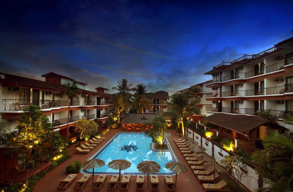 巴加普莱德桑村温泉度假酒店的享有带游泳池的度假村的顶部景致