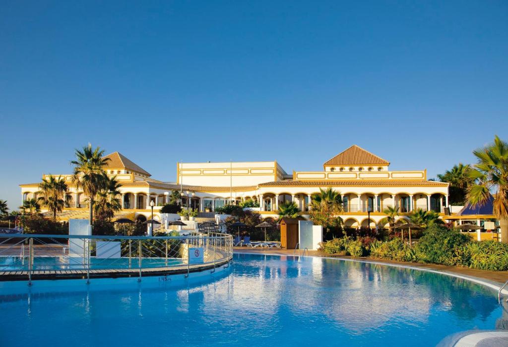 奇克拉纳－德拉弗龙特拉Aldiana Club Andalusien的度假村前的大型游泳池