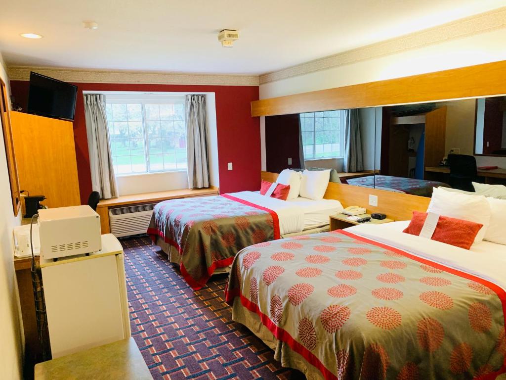 布卢明顿布卢明顿华美达套房酒店的酒店客房设有两张床和电视。